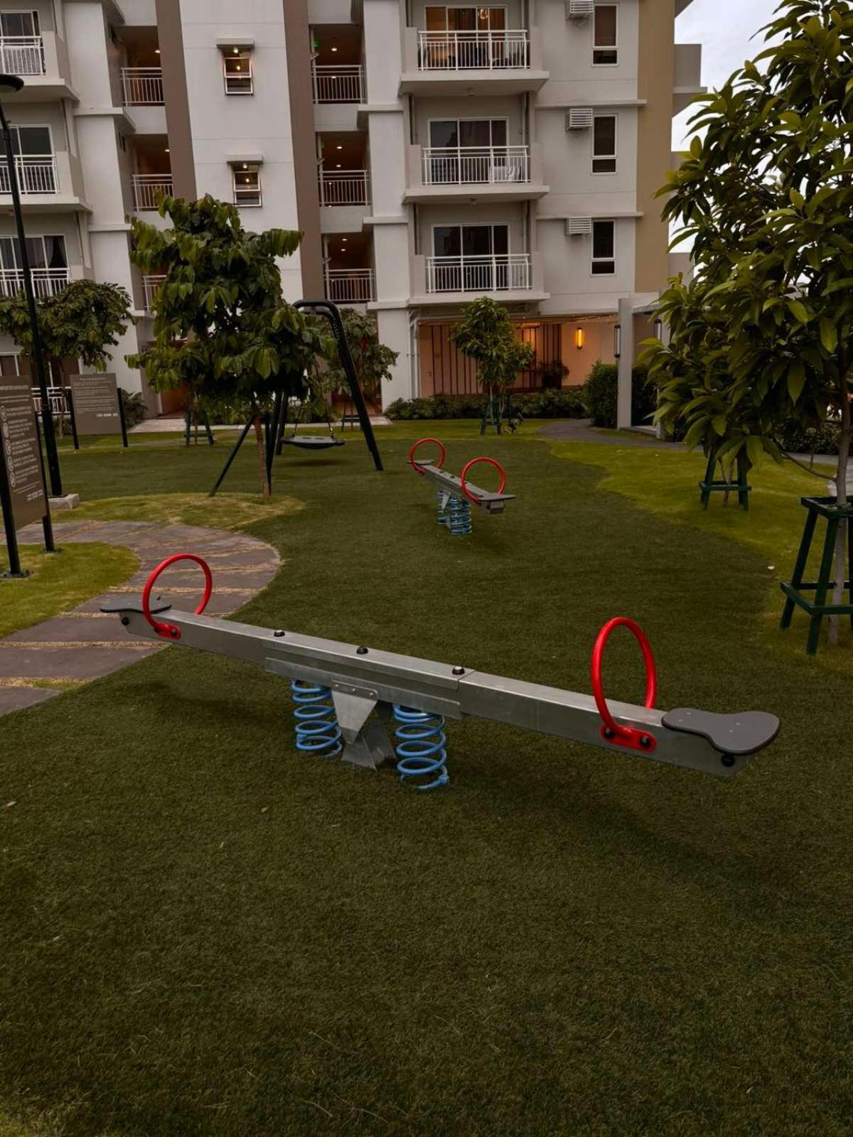 2 Bedroom Condo Unit Near Sm Bf & Naia At The Atherton By Dmci With 2 Balcony Paranaque City Exterior foto